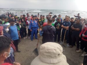 Pejabat Walikota Lhokseumawe, Dr. Drs. Imran, M.Si, MA.Cd memberikan arahan dan pembagian tugas kepada peserta gotong royong guna membersihkan sampah di kawasan wisata Pantai ujung blang, Kota Lhokseumawe, minggu (26/2/2023) pagi.