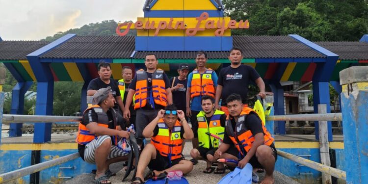 Pengurus PPWI Kota Lhokseumawe berfoto usai menyelam di Pantai Pulau Rubiah. (Foto: Affandi Tay)