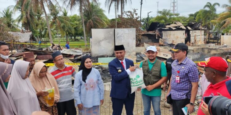 PLN Nusantara Power menyerahkan bantuan kepada korban kebakaran melalui Pj Walikota Lhokseumawe, Dr. Drs Imran, M.Si., MA.Cd, Sabtu, (1/7/2023). (Ril)