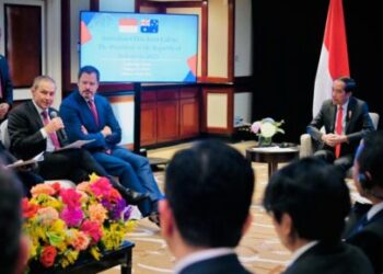 Presiden saat melakukan pertemuan dengan para CEO perusahaan-perusahaan Australia di Ruang Pertemuan Cambridge, Hotel Shangri-La, Sydney, Selasa (4/7/2023).