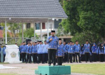 Pj Walikota Lhokseumawe Dr. Drs. Imran, M.Si, MA pimpin apel perdana yang digelar di lapangan hiraq Kota Lhokseumawe Senin (17/7/2023).