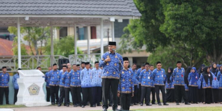 Pj Walikota Lhokseumawe Dr. Drs. Imran, M.Si, MA pimpin apel perdana yang digelar di lapangan hiraq Kota Lhokseumawe Senin (17/7/2023).