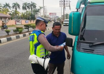 Personil Polantas Polres Lhokseumawe memberikan edukasi kepada supir angkutan umum tentang tertib berlalu lintas dalam berkendaraan di jalan raya.