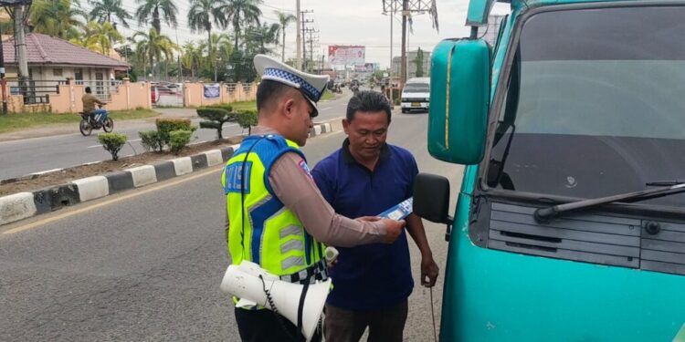 Personil Polantas Polres Lhokseumawe memberikan edukasi kepada supir angkutan umum tentang tertib berlalu lintas dalam berkendaraan di jalan raya.