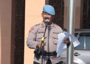 Kasi Propam Polres Lhokseumawe IPTU Iskandar memberikan arahan kepada personil di halaman Mapolres Lhokseumawe.