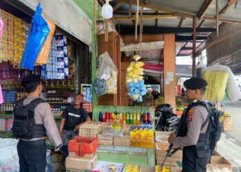 Tim Unit Reaksi Cepat (URC) Sat Samapta Polres Lhokseumawe tingkatkan patroli sambangi pedagang Tradisional di Kota Lhokseumawe.