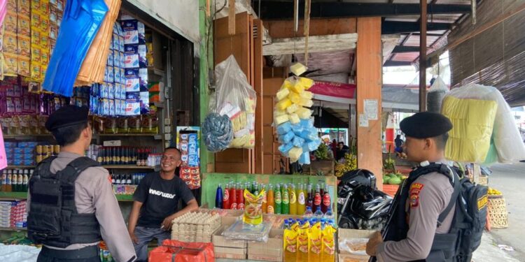 Tim Unit Reaksi Cepat (URC) Sat Samapta Polres Lhokseumawe tingkatkan patroli sambangi pedagang Tradisional di Kota Lhokseumawe.