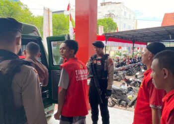 Personil Satuan Sabhara Polres Lhokseumawe melaksanakan pengawalan dan pengamanan tahanan.