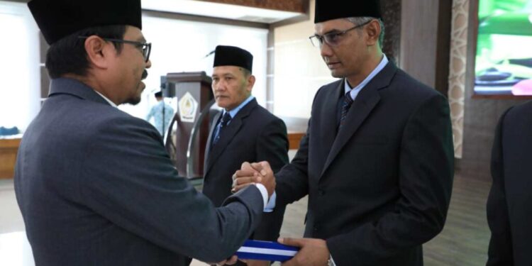 Imran ST (kanan) saat dilantik menjadi Dirut Perumda Tirta Pase. (FOTO ; Istimewa)