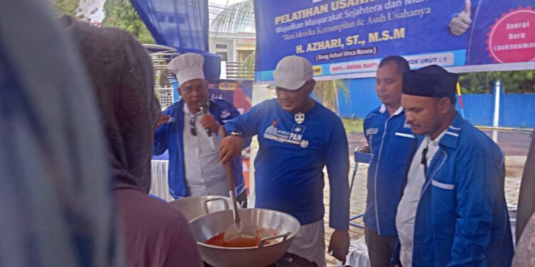 Ketua PAN Lhokseumawe, Azhari sedang memasak Ayam Basolek didampingiChef Tu Lee dan Bacaleg DPRA Dapil 5, MInggu (27/8/2023)