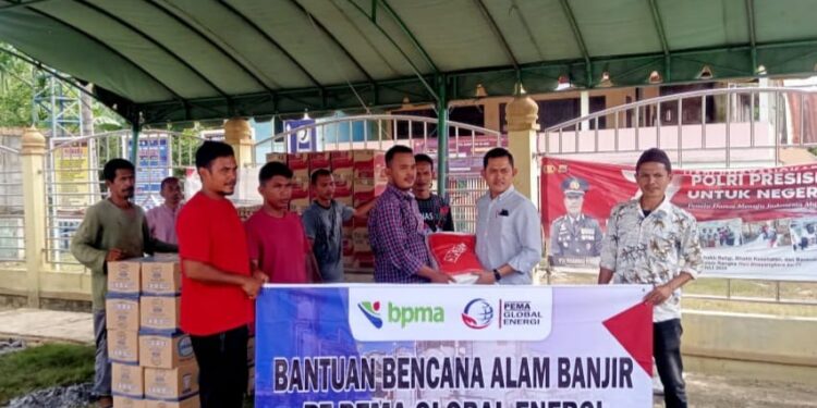 foto: 
Staf External Relation PGE, Teuku Fachrizal menyerahkan bantuan masa panik di posko banjir Gampong Blang, Kecamatan Syamtalira Aron, Rabu (6/9/2023).