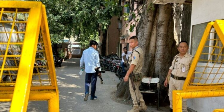 Petugas keamanan berjaga di luar kantor Sel Khusus Kepolisian Delhi di New Delhi, India, Selasa, 3 Oktober 2023. (AP/Piyush Nagpal)