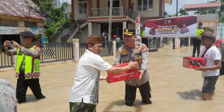 Foto: Akbp Deden Heksaputra turun langsung salurkan bantuan untuk warga korban banjir,Senin 09 Oktober 2023