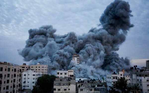 Detik-detik Gedung Tinggi di Gaza Ambruk Dirudal Israel. Foto: REUTERS/Ashraf Amra