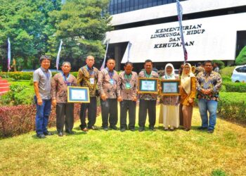 Kadis LHK Aceh Utara, Teukeu Cut Ibrahim, Kacabdin Pendidikan Aceh, Ahmad Yamani, berpose bersama dengan sejumlah pihak sekolah di Kementerian Lingkungan Hidup dan Kehutanan RI, Selasa (17/10/2023). (Dokumen DLHK Aceh Utara)