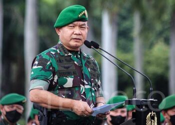 Kepala Staf Angkatan Darat (KSAD) Jenderal TNI Dudung Abdurachman memberikan sambutannya dalam apel gelar pasukan di Lapangan Monumen Nasional (Monas), Jakarta Pusat, Selasa, 25 Januari 2022. Dalam apel tersebut, KSAD Jenderal TNI Dudung Abdurachman menekankan tujuh pedoman harian yang harus diterapkan para prajurit TNI AD salah satunya implementasi sapta marga sumpah prajurit dan 8 wajib TNI di mana pun berada. TEMPO/Ridho Fadilla