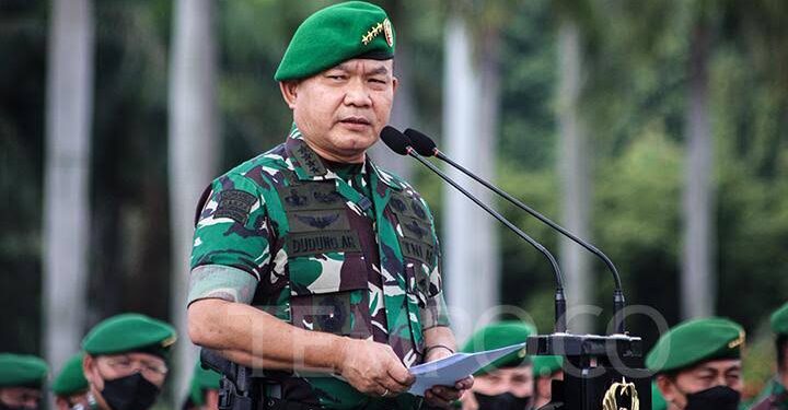 Kepala Staf Angkatan Darat (KSAD) Jenderal TNI Dudung Abdurachman memberikan sambutannya dalam apel gelar pasukan di Lapangan Monumen Nasional (Monas), Jakarta Pusat, Selasa, 25 Januari 2022. Dalam apel tersebut, KSAD Jenderal TNI Dudung Abdurachman menekankan tujuh pedoman harian yang harus diterapkan para prajurit TNI AD salah satunya implementasi sapta marga sumpah prajurit dan 8 wajib TNI di mana pun berada. TEMPO/Ridho Fadilla