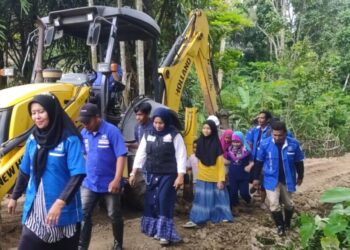 Buk Er bersama warga membuka akses jalan di Uteunkot Lhokseumawe.