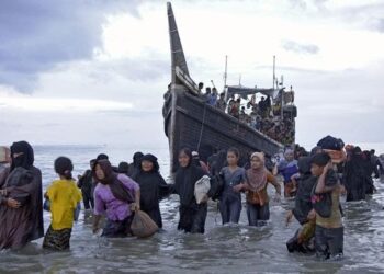 Potret kedatangan pengungsi Rohingya yang ditolak warga Aceh (Foto: AP/Rahmat Mirza)