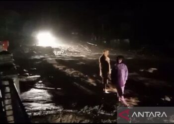 Warga terjebak banjir akibat meluapnya aliran sungai dari atas gunung di kawasan dataran tinggi Beutong Ateuh Banggalang, Kabupaten Nagan Raya, Provinsi Aceh, Senin (27/11/2023) malam. (FOTO ANTARA ACEH)