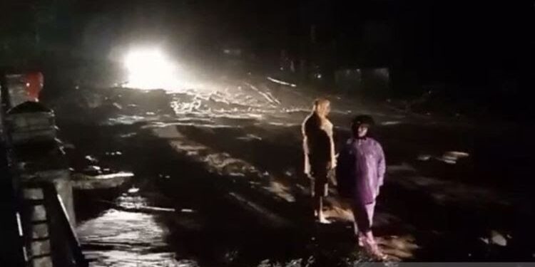 Warga terjebak banjir akibat meluapnya aliran sungai dari atas gunung di kawasan dataran tinggi Beutong Ateuh Banggalang, Kabupaten Nagan Raya, Provinsi Aceh, Senin (27/11/2023) malam. (FOTO ANTARA ACEH)