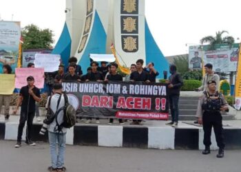 Masyarakat Aceh menggelar aksi demo di Banda Aceh sebagai bentuk keseriusan penolakan imigran Rohingya. (FOTO ISTIMEWA)