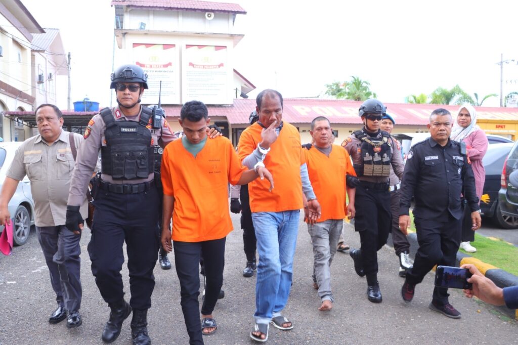 Polisi memboyong tiga Tersangka diamankan Polres Lhokseumawen karna membantu pelarian Rohingnya dari penampungan Eks Kantor imirasi di Blang Mangat saat menggelar konferensi pers di Mapolres Lhokseumawe, Jum'at (8/12/2023).