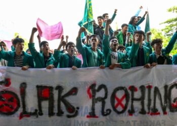 Para mahasiswa melakukan demonstrasi penolakan imigran Rohingya. (Foto :  beritasatucom/cut merry).