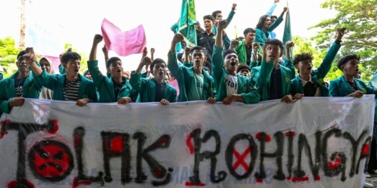 Para mahasiswa melakukan demonstrasi penolakan imigran Rohingya. (Foto : beritasatucom/cut merry).