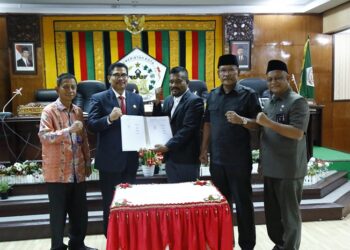 PJ Wali Kota Lhokseumawe A. Hanan dan Ketua DPRK Lhokseumawe beserta pejabat lainnya setuju pengesahan Rancangan Qanun tentang Rencana Tata Ruang Wilayah (RTRW) Kota Lhokseumawe 2024-2044 serta Rancangan Qanun tentang Penyelenggaraan Administrasi Kependudukan oleh Dewan Perwakilan Rakyat Kota (DPRK) Lhokseumawe, Kamis (28/12), lalu. Sibernusatara.com/ist