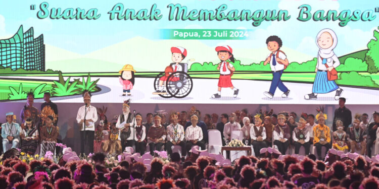 Foto : Presiden Joko Widodo (depan, kiri) dan Ibu Negara Iriana Joko Widodo (depan, kanan) saat menghadiri peringatan Hari Anak Nasional Ke-40 di Istora Papua Bangkit, Jayapura, Papua, Selasa (23/7/2024). Hari Anak Nasional bertema "Anak Terlindungi, Indonesia Maju" tersebut diisi dengan sejumlah acara di antaranya pemberian beasiswa, penampilan anak papua berprestasi, dan pemecahan rekor MURI. ANTARA FOTO/Muhammad Adimaja/tom.