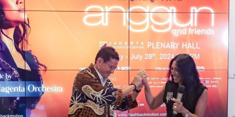 Foto : Kemenparekraf memberikan dukungan penuh terhadap konser Enchanting Anggun and Friends yang akan digelar pada 28 Juli 2024 di Plenary Hall JCC Senayan, Jakarta, sebagai upaya menarik lebih banyak wisatawan nusantara maupun wisatawan mancanegara, Menparekraf Sandiaga Salahuddin Uno bersama Diva Internasional, Anggun C. Sasmi dalam The Weekly Brief With Sandi Uni, Jakarta, Senin (22/7/2024). Foto: Biro Komunikasi Kemenparekraf