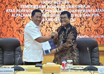 Plt. Sekretaris Jenderal (Sekjen), Kementerian Pertahanan (Kemhan) RI, Donny Ermawan Taufanto, Memimpin Rapat Entry Meeting Pemeriksaan Pendahuluan BPK RI Atas Perencanaan, Pengadaan dan Pemanfaatan Alpalhankam yang dibiayai dari PLN dan PDN pada Kemhan dan TNI, serta instansi terkait lainnya Tahun 2024, di Gedung Jenderal Urip Sumohardjo, Kemhan, Jakarta, Selasa (23/7/2024). Foto ]. Humas Kemhan RI.