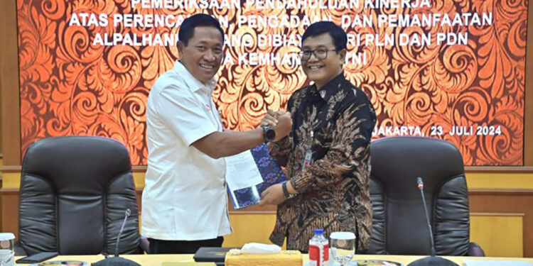 Plt. Sekretaris Jenderal (Sekjen), Kementerian Pertahanan (Kemhan) RI, Donny Ermawan Taufanto, Memimpin Rapat Entry Meeting Pemeriksaan Pendahuluan BPK RI Atas Perencanaan, Pengadaan dan Pemanfaatan Alpalhankam yang dibiayai dari PLN dan PDN pada Kemhan dan TNI, serta instansi terkait lainnya Tahun 2024, di Gedung Jenderal Urip Sumohardjo, Kemhan, Jakarta, Selasa (23/7/2024). Foto ]. Humas Kemhan RI.