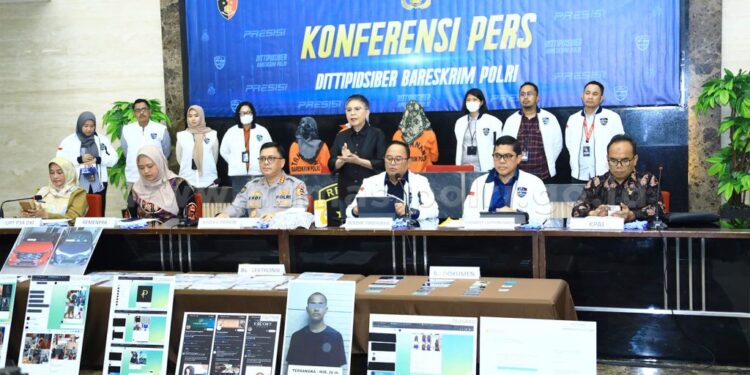 Wadirtipidsiber Bareskrim Polri Kombes Dani Kustoni dalam konferensi pers di gedung Bareskrim, Jakarta Selatan, Selasa (23/7/2024)/ dok. Humas Polri.