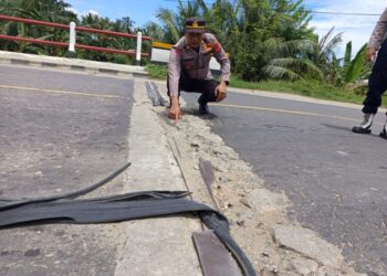 Kapolsek Baktiya AKP Asriadi Iswanto menunjukkan tonjolan besi di pembatas badan jembatan Keude Alue Ie Puteh, Kecamatan Baktiya, Aceh Utara. Dok-Cut Islamanda