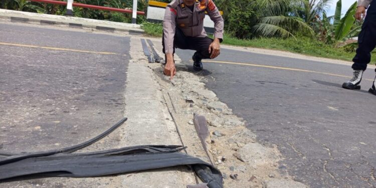 Kapolsek Baktiya AKP Asriadi Iswanto menunjukkan tonjolan besi di pembatas badan jembatan Keude Alue Ie Puteh, Kecamatan Baktiya, Aceh Utara. Dok-Cut Islamanda