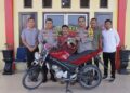 Foto : Pemilik sepeda motor datang menunjukkan bukti Buku Pemilik Kendaraan Bermotor (BPKB). @istimewa