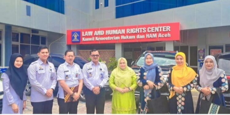 Ketua Dekranasda Aceh Utara, Ny. Awirdalina Mahyuzar saat mendaftarkan Kasab Bule Jok ke Ditjen HAKI, Kementerian Hukum dan HAM.