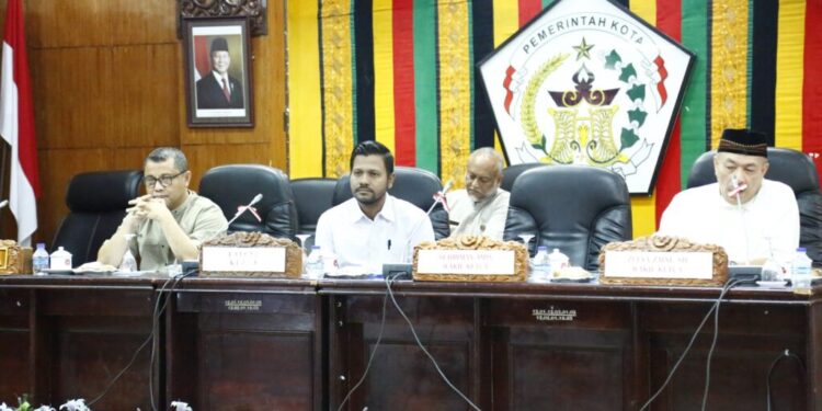 Panitia Anggaran DPRK Lhokseumawe menggelar sidang rangka evalusi terhadap rancangan APBK Lhokseumawe tahun 2025. (Dok : DPRK Lhokseumawe)