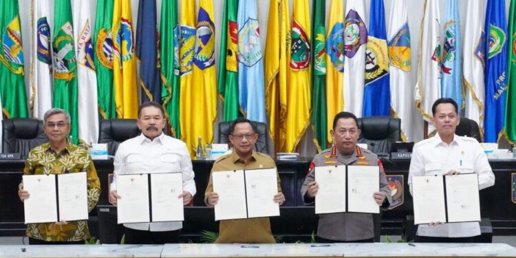 : Komisi Pemberantasan Korupsi (KPK) bersama Kementerian Dalam Negeri (Kemendagri), Kejaksaan Agung (Kejagung), Kepolisian Republik Indonesia (Polri), dan Badan Pengendalian Pembangunan dan Investigasi Khusus (Bappisus) sepakat memperkuat pengawasan perizinan di daerah (foto: Dok KPK)