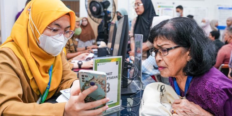 Foto : Pasien di Puskesmas Tebet lakukan cek kesehatan gratis/Foto: Kemenkes