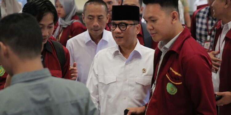 Foto : Mendes PDT Yandri Susanto saat menerima Mahasiswa Universitas Muhammadiyah Bengkulu di Kantornya, Jakarta (Foto:Angga/Kemendes PDT)