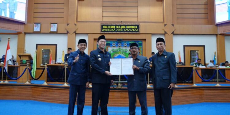 Foto  : Sidang paripurna Pengumuman penetapan pasangan Bupati dan Wakil Bupati terpilih hasil Pilkada 2024 yakni H. Muh Yusran Lalogau dan H. Rahman Assagaf, Berlansung di ruang sidang A gedung DPRD Pangkep, Senin (10/2)