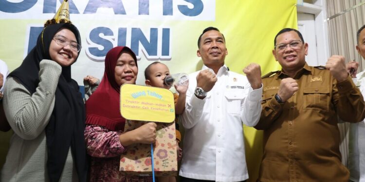 Foto : Pj Gubernur Banten mendampingi Menteri Kependudukan dan Pembangunan Keluarga Wihaji, dalam rangka peninjauan Program Pemeriksaan Kesehatan Gratis di Puskesmas Periuk Jaya, Kota Tangerang, Senin, (10/2/2025). Foto oleh Biro Adpimpro Setda Provinsi Banten