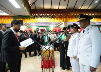 Foto: Gubernur Aceh, Muzakir Manaf, atas nama Presiden RI  melantik Dr. Sayuti Abubakar, SH., MH., dan Husaini, SE., sebagai Wali Kota dan Wakil Wali Kota Lhokseumawe periode 2025-2030 dalam Rapat Paripurna DPRK Lhokseumawe, Senin (17/2/2025).