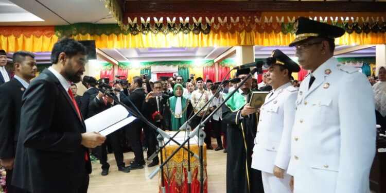 Foto: Gubernur Aceh, Muzakir Manaf, atas nama Presiden RI  melantik Dr. Sayuti Abubakar, SH., MH., dan Husaini, SE., sebagai Wali Kota dan Wakil Wali Kota Lhokseumawe periode 2025-2030 dalam Rapat Paripurna DPRK Lhokseumawe, Senin (17/2/2025).