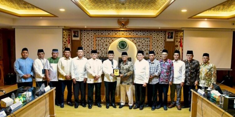 Foto : Pertemuan antara Kepala BNPT Komjen. Pol. Eddy Hartono dengan Ketua Umum MUI, Anwar Iskandar di Kantor MUI, Jakarta (Biro Perencanaan, Hukum dan Humas BNPT)