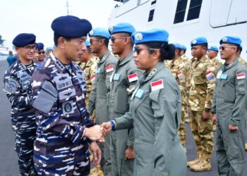 Foto :  Direktur Operasi (Dirops) Puspenerbal, Kolonel Laut (P) Catur Sigit Sumarsono mewakili Komandan Puspenerbal, Laksda TNl Sisyani Jaffar turut menyambut kembalinya Satgas Maritime Task Force (MTF) TNI Kongo UNIFIL XXVIII-O, KRI DPN-365 yang tiba di Dermaga Madura Koarmada II, Ujung, Surabaya, Kamis (20/2/2025).