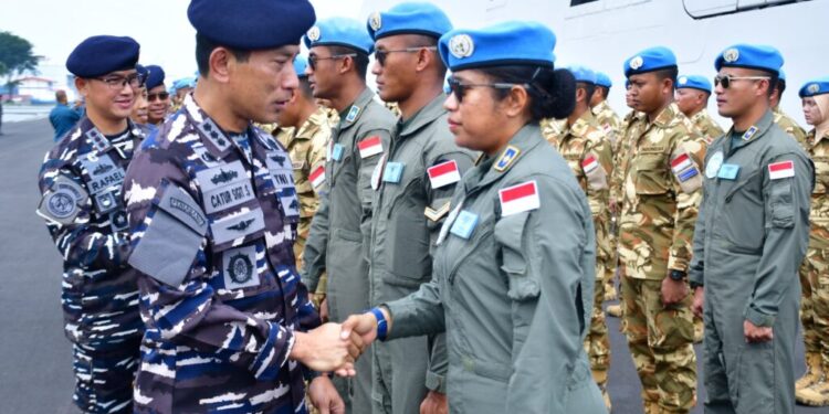 Foto :  Direktur Operasi (Dirops) Puspenerbal, Kolonel Laut (P) Catur Sigit Sumarsono mewakili Komandan Puspenerbal, Laksda TNl Sisyani Jaffar turut menyambut kembalinya Satgas Maritime Task Force (MTF) TNI Kongo UNIFIL XXVIII-O, KRI DPN-365 yang tiba di Dermaga Madura Koarmada II, Ujung, Surabaya, Kamis (20/2/2025).